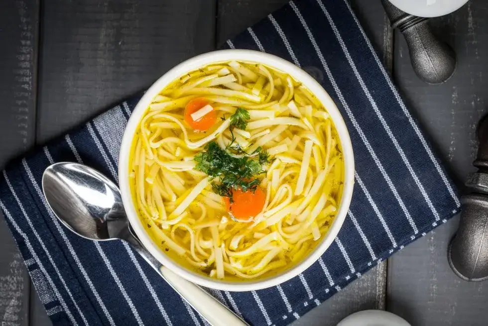 Waga rosołu z makaronem: 350-500g? Odkryj, co wpływa na kalorie