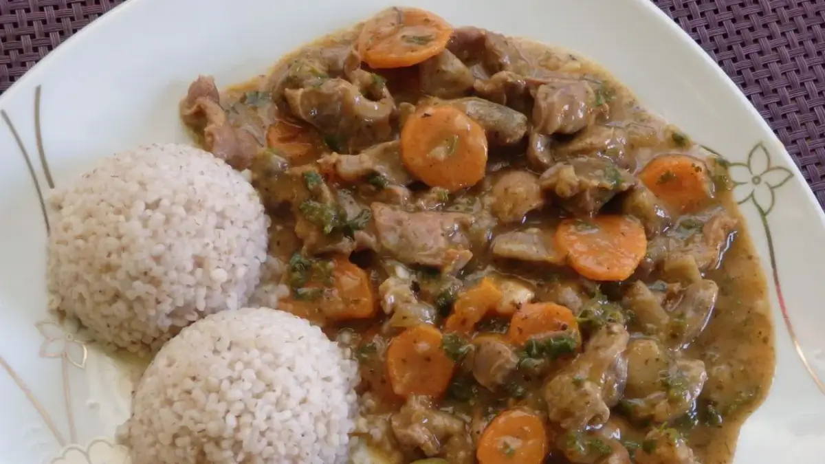 Prosty przepis na gulasz z żołądków drobiowych, który zachwyci smakami