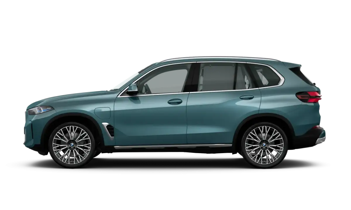 BMW X5 G05 LCI w kolorze zielonym, widok z boku, na czarnym tle.
