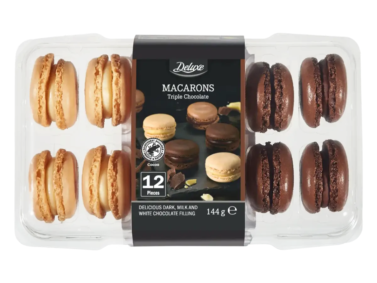 Opakowanie 12 makaroników Deluxe Triple Chocolate, z jasnymi i ciemnymi ciasteczkami.