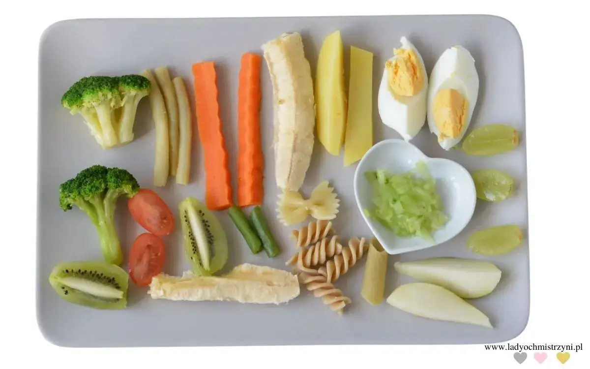 6m+: Pierwsze przekąski dla niemowlaka. Co podać bezpiecznie?