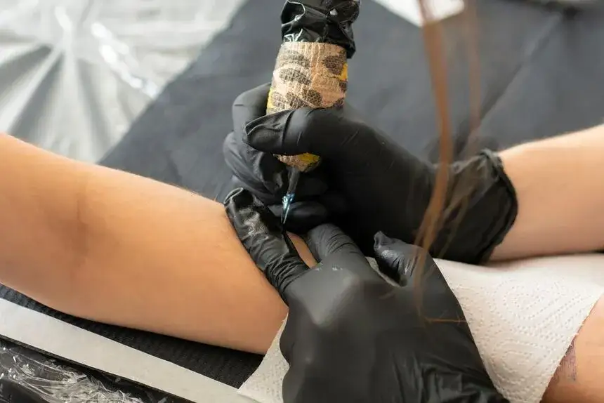 Czy lekarz może mieć tatuaż? Poznaj zasady i kontrowersje w medycynie