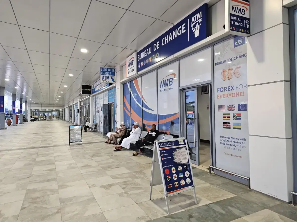 Na Zanzibarze, aby wymienić walutę, możesz skorzystać z biura NMB Bank. Na tablicy widnieje kurs USD, GBP, EUR i innych walut.