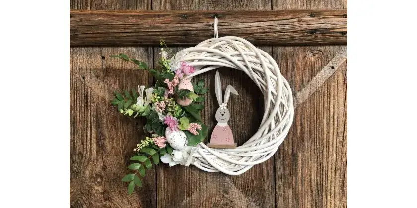 Jak zrobić wianek na drzwi z gałązek - prosty sposób na dekorację