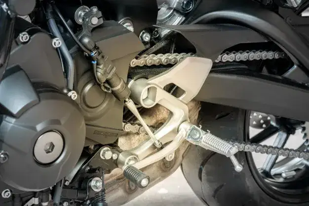 Czy można zmieniać biegi bez sprzęgła? Odkryj ryzyko i techniki