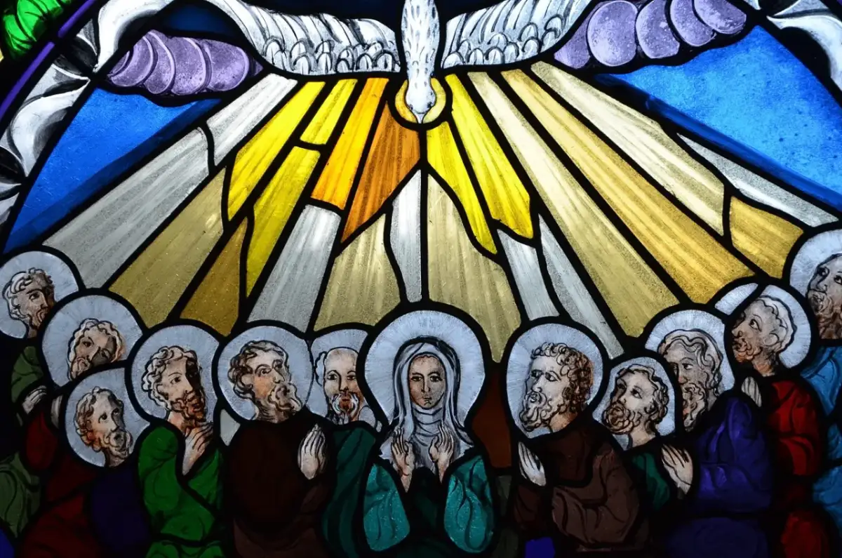 Witraż przedstawia modlitwę do Ducha Świętego. Gołębica zstępuje z nieba, a pod nią zgromadzeni ludzie z aureolami.