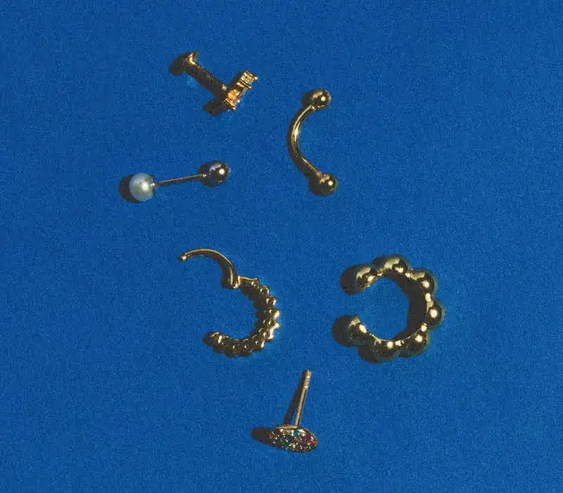 Świeży kolczyk: Czym przemywać, by szybko się zagoił?