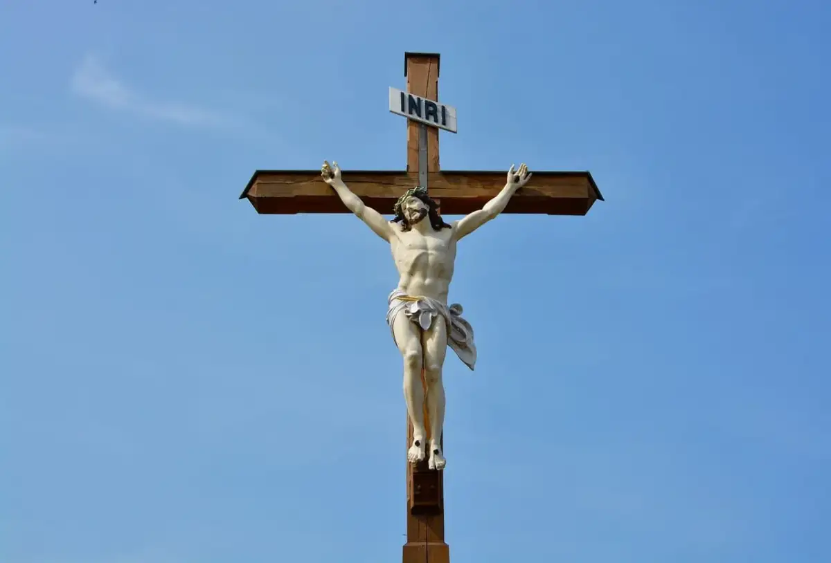 Figurka Jezusa na krzyżu, symbol wiary. Co to jest ortodoksja? To pytanie zadaje sobie wielu.