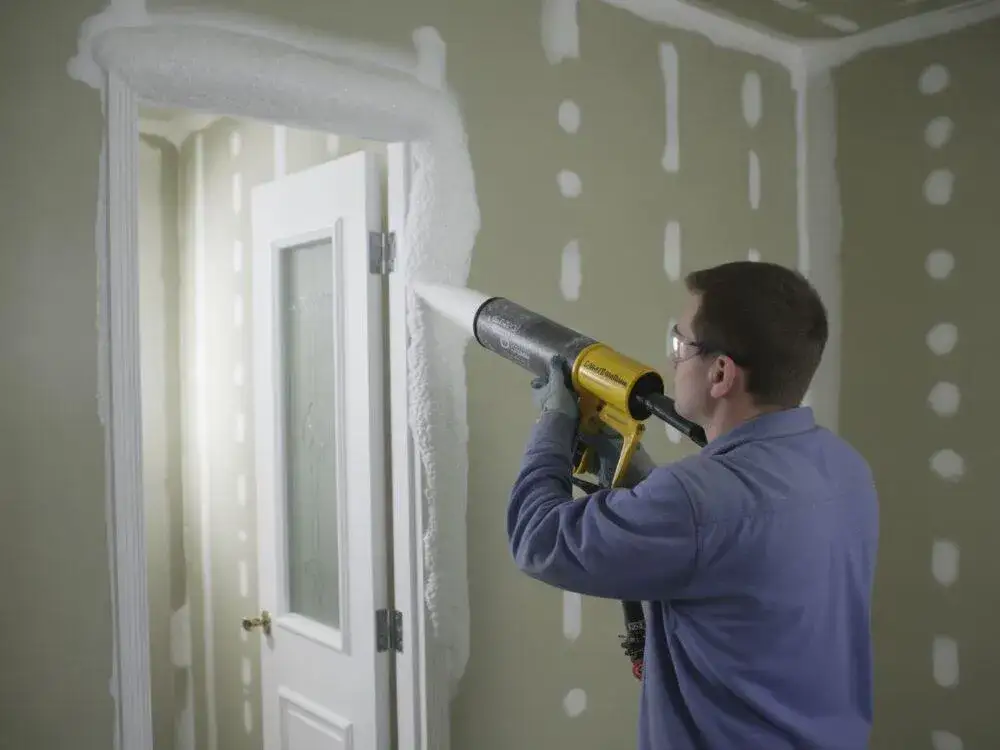 Jaka piana do drzwi? Niskoprężna czy wysokoprężna - wybierz mądrze