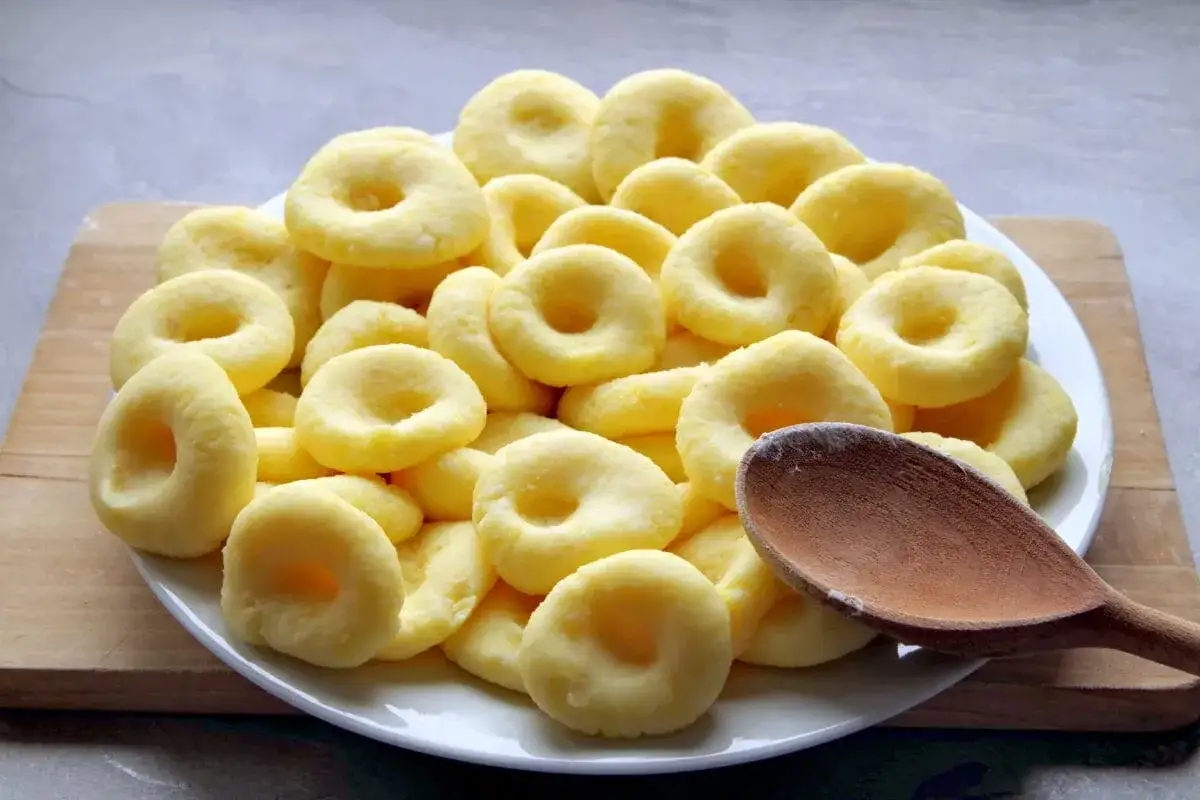 Talerz pełen pysznych, żółtych klusek kopytek. Zastanawiasz się, ile gotować kluski mrożone? Krótko, aż wypłyną na powierzchnię!