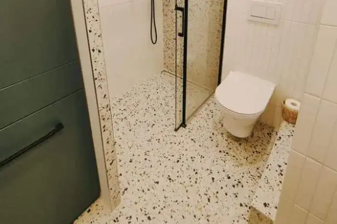 Jak położyć kafelki na kafelki bez kłopotów i z trwałym efektem