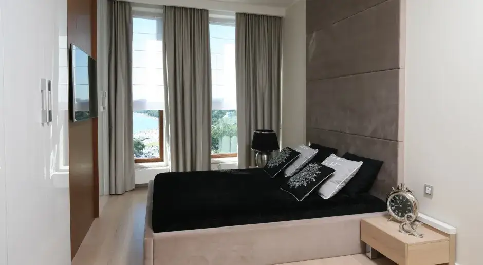 Ukryj telewizor w sypialni: pomysły od DIY po systemy smart.