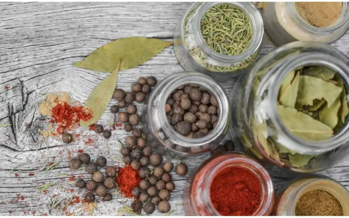 Jakie przyprawy do peklowania mięsa? Odkryj najlepsze smaki i porady