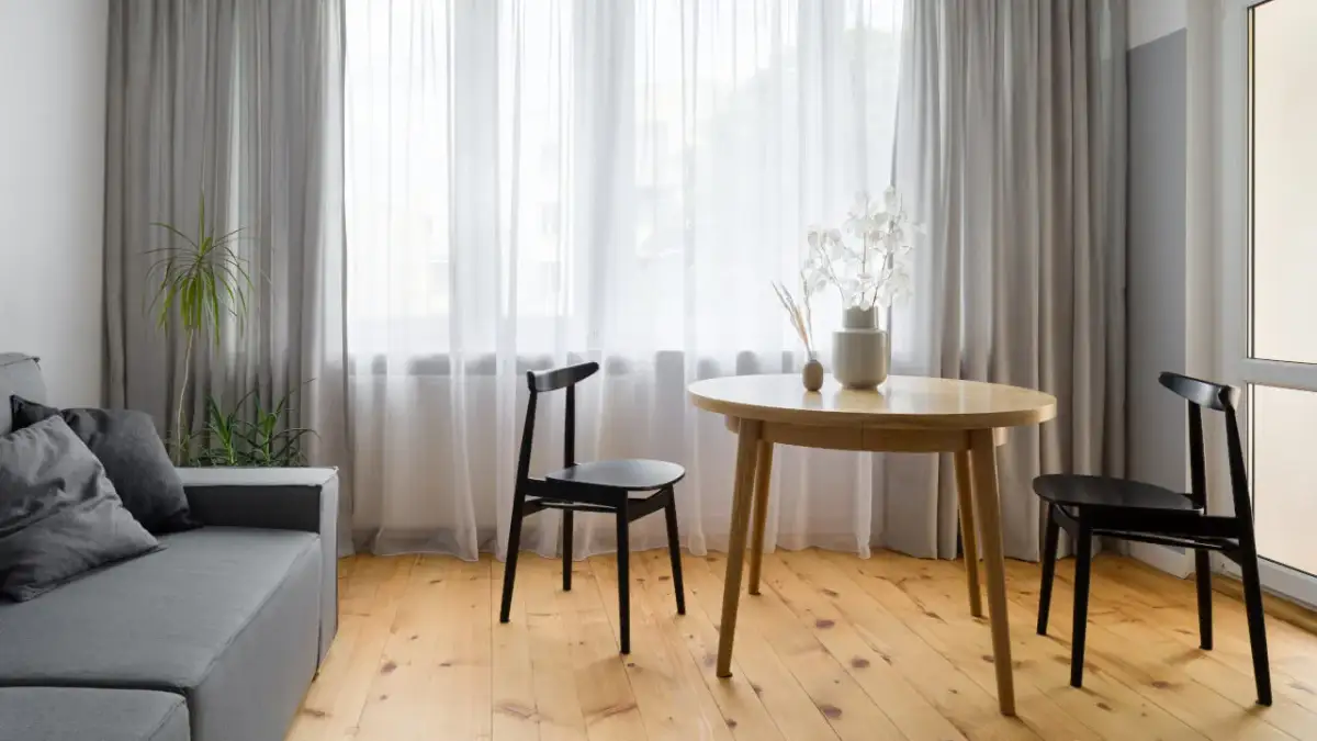 Mały salon: Jak funkcjonalnie zaaranżować stół?