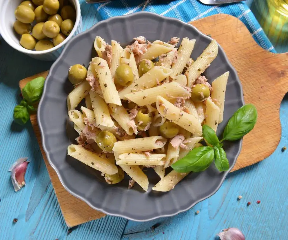 Makaron z tuńczykiem: Przepis na obiad w 15 minut. Sekrety smaku!