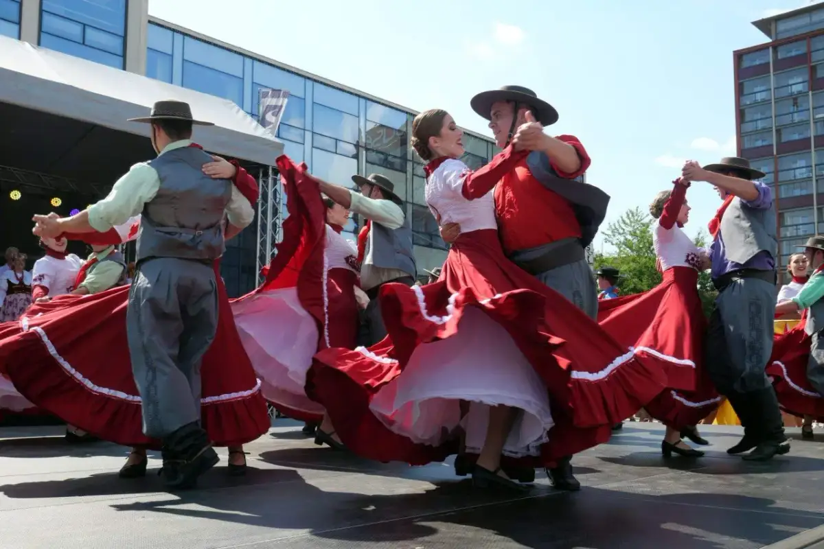 Tancerze w tradycyjnych strojach, z jakiego kraju pochodzi polka? Wirujące czerwone spódnice i męskie kamizelki.