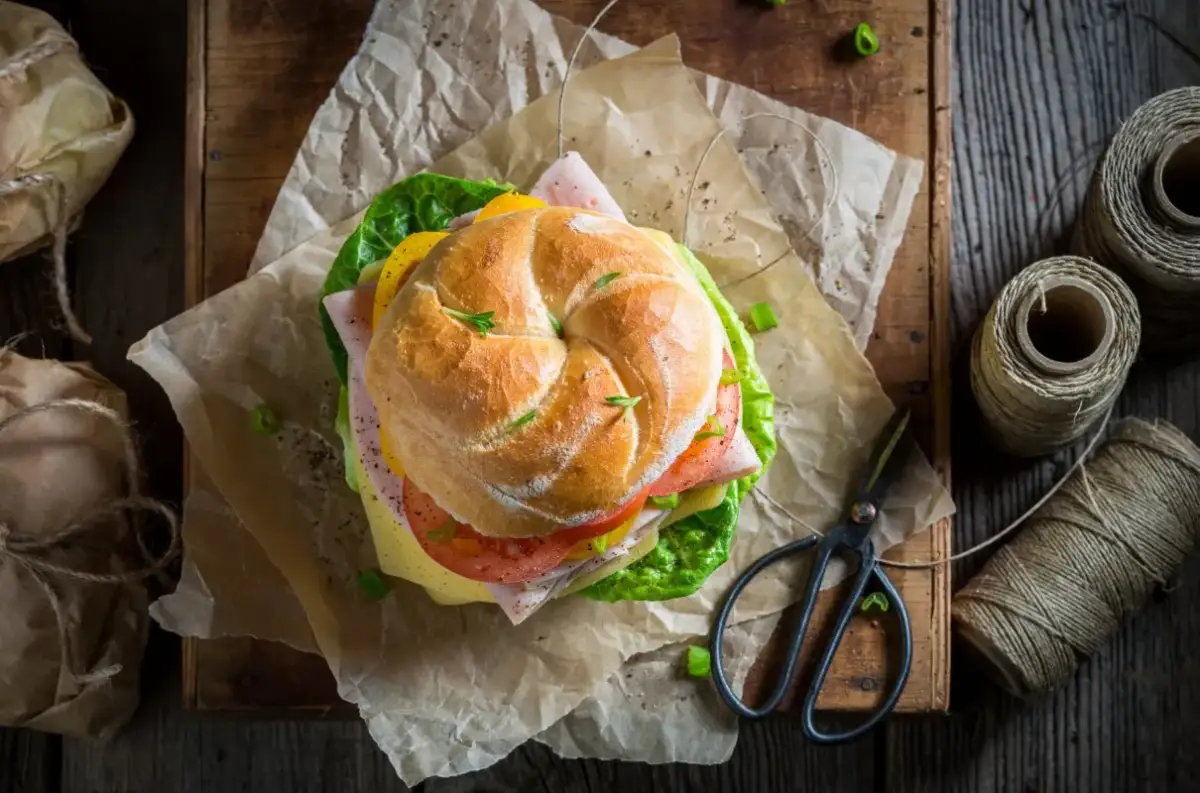 Pyszna kanapka z szynką, serem i warzywami, idealne jedzenie na podróż.