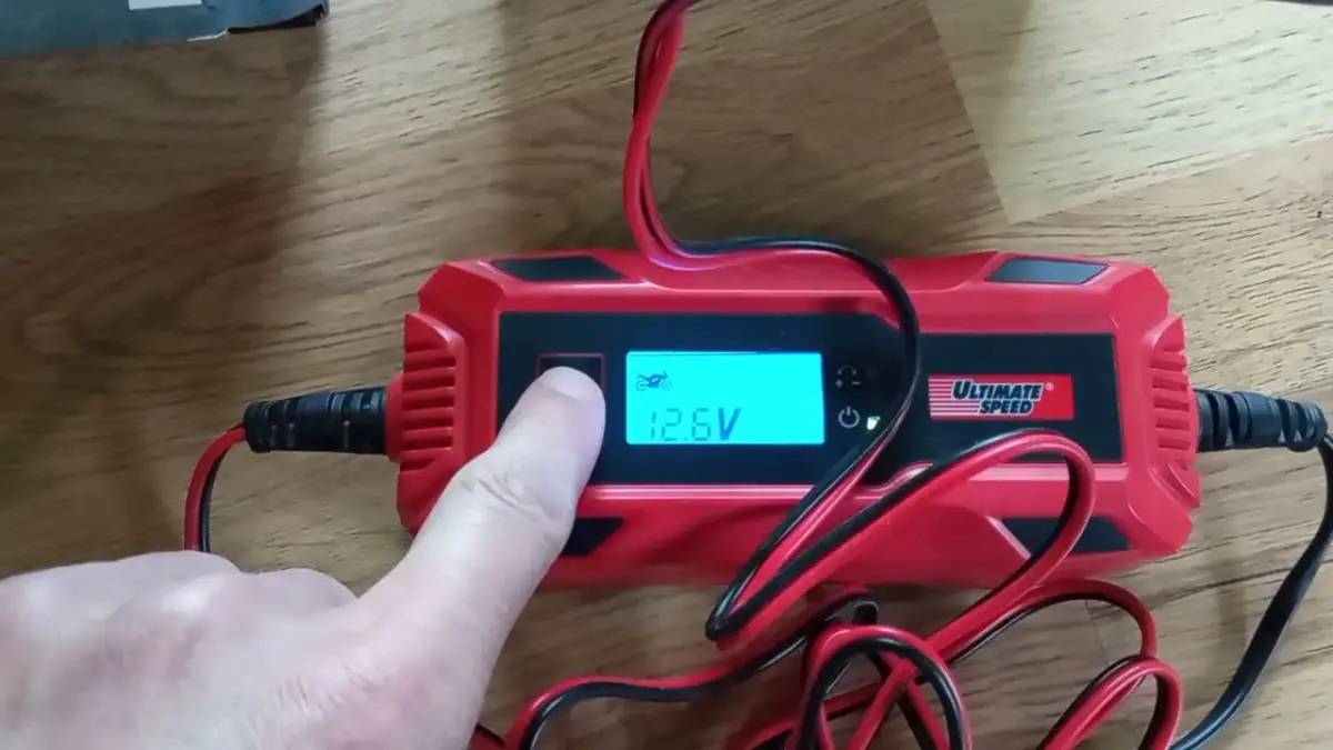 Czy można ładować akumulator motocyklowy prostownikiem samochodowym? Uwaga na ryzyko!