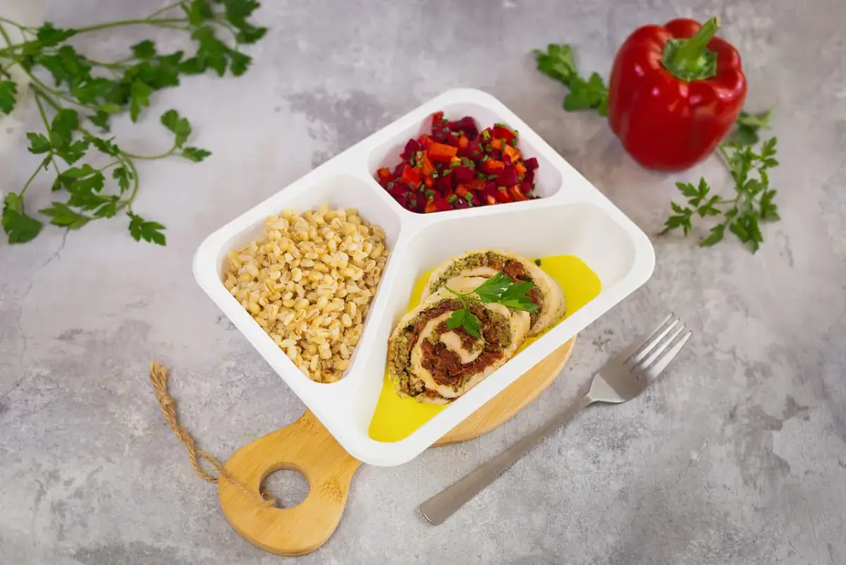 Pyszny posiłek z kaszą, warzywami i roladą mięsną. Idealny na dietę na przybranie masy, dostarcza energii i składników odżywczych.