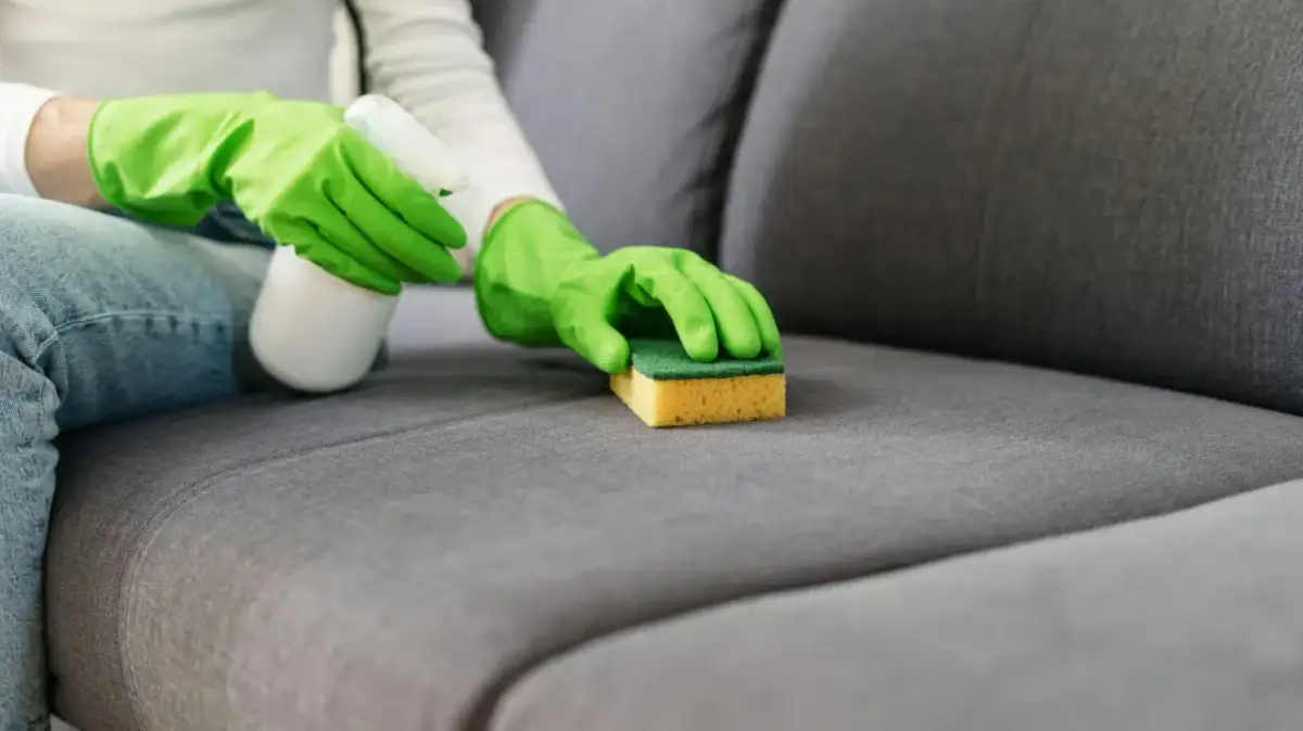 Wyczyść kanapę materiałową jak ekspert! Bez zacieków i błędów