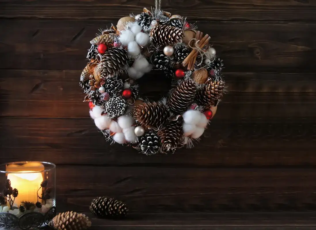 Jak zrobić ozdoby świąteczne z szyszek – proste i kreatywne pomysły