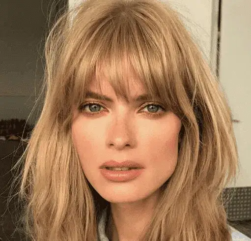 Jak zrobić grzywkę na boki prostownicą - proste triki i błędy do uniknięcia