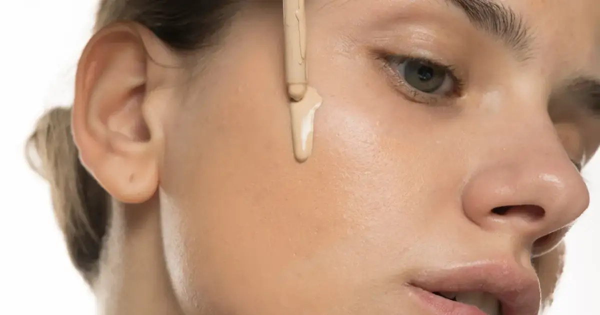 Podkład na niedoskonałości: Jak wybrać idealny bez efektu maski?