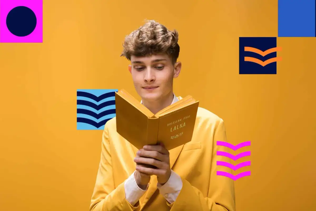 Młody mężczyzna w żółtej marynarce czyta "Lalkę" Bolesława Prusa. To praca u podstaw, która inspiruje.