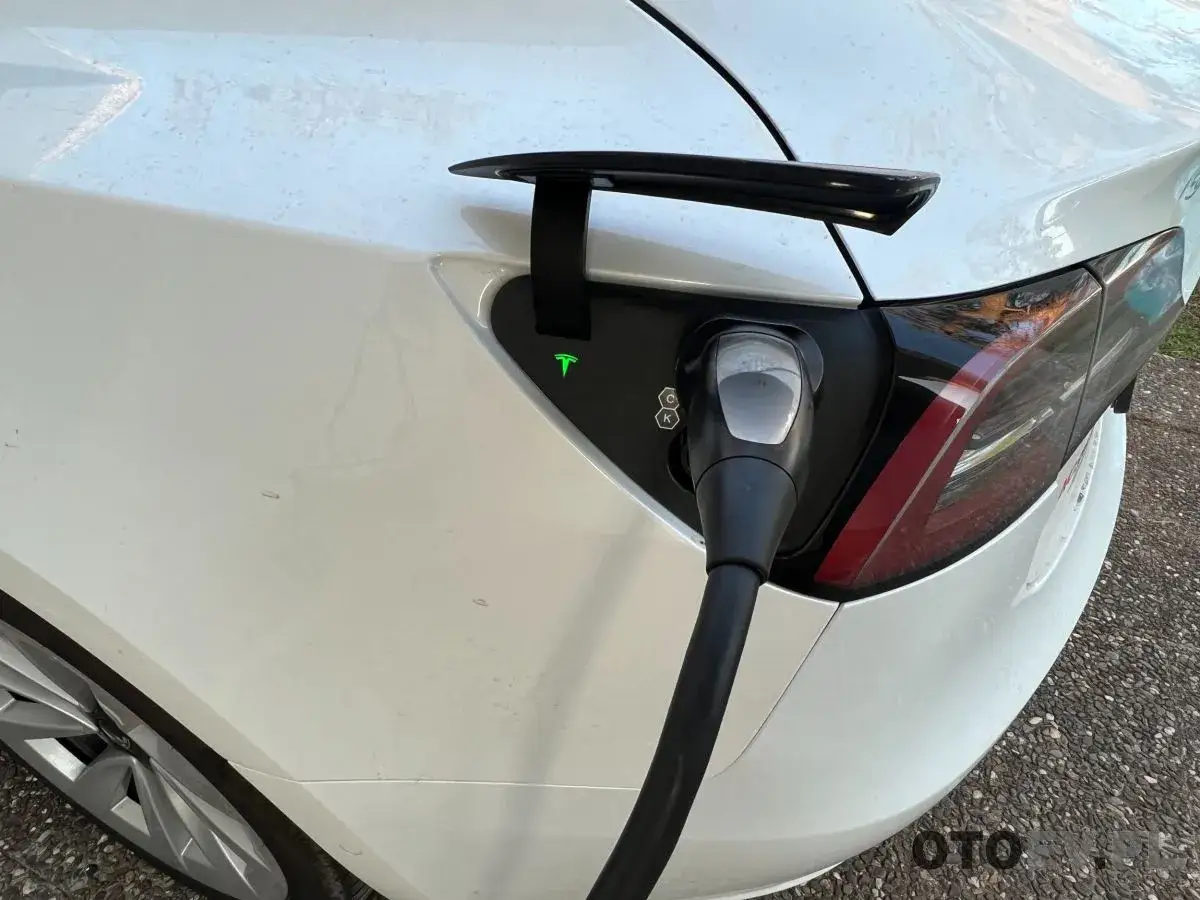 Jak ładować samochód elektryczny? Poradnik dla początkujących!