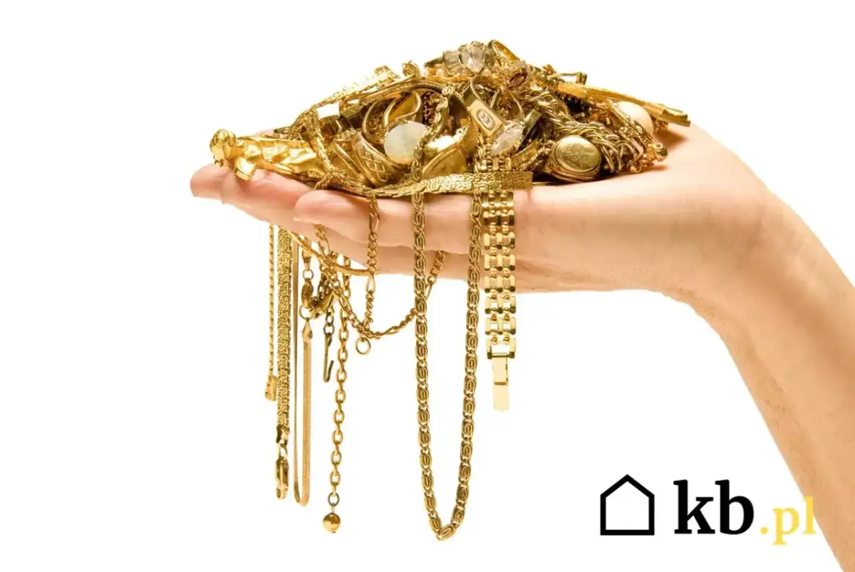 Złota biżuteria na dłoni. Zastanawiasz się, ile kosztuje gram złota 585 w złomie?