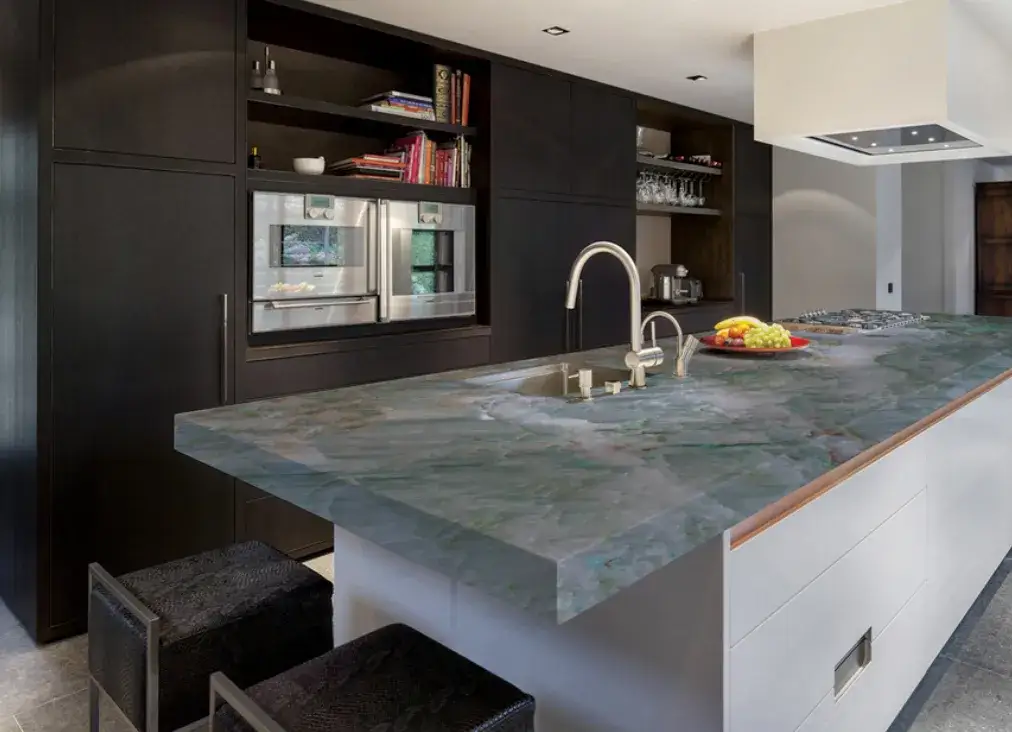 Jaki kamień do kuchni na ścianę – uniknij błędów w wyborze