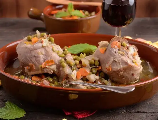 Jak długo piec udziec z indyka, by był soczysty i aromatyczny?