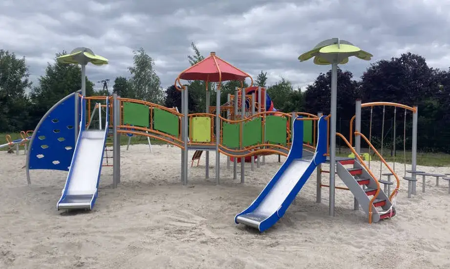 Nowoczesny plac zabaw: Czy znasz kluczowe standardy bezpieczeństwa?