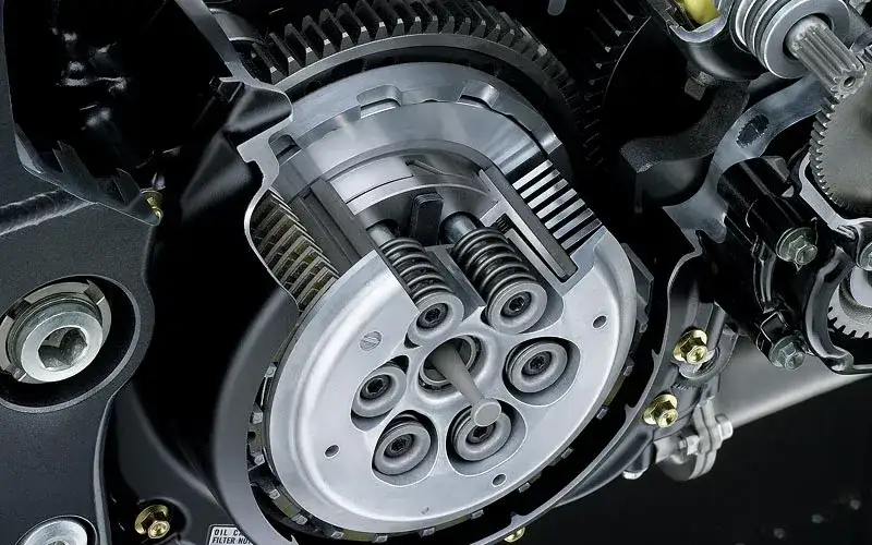 Para qué sirve el embrague antirrebote y cómo mejora tu seguridad en moto