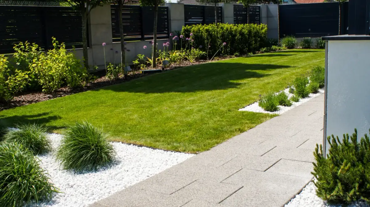 Jak umyć białe kamienie ogrodowe i uniknąć trwałych zabrudzeń