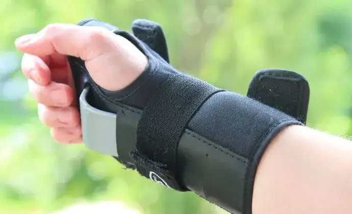 Jak założyć ochraniacze na nadgarstki do rolek, aby uniknąć kontuzji