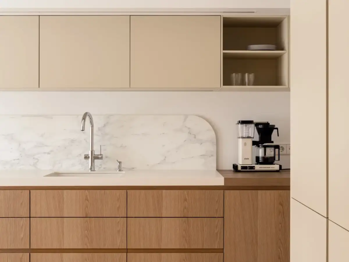 Jak wykończyć ścianę w kuchni: najlepsze materiały i rozwiązania