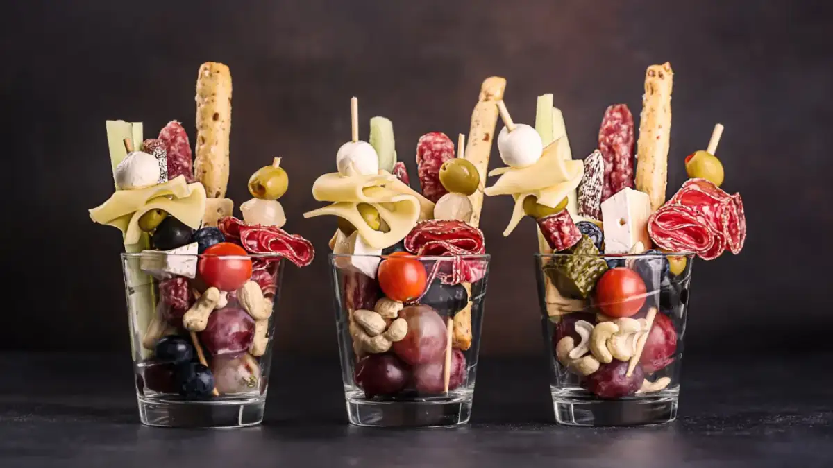 Jakie przekąski do drinków? Odkryj idealne połączenia smaków