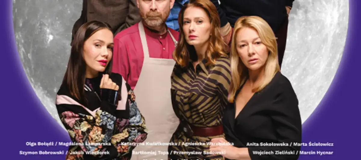 Plakat teatralny z aktorami i księżycem w tle.