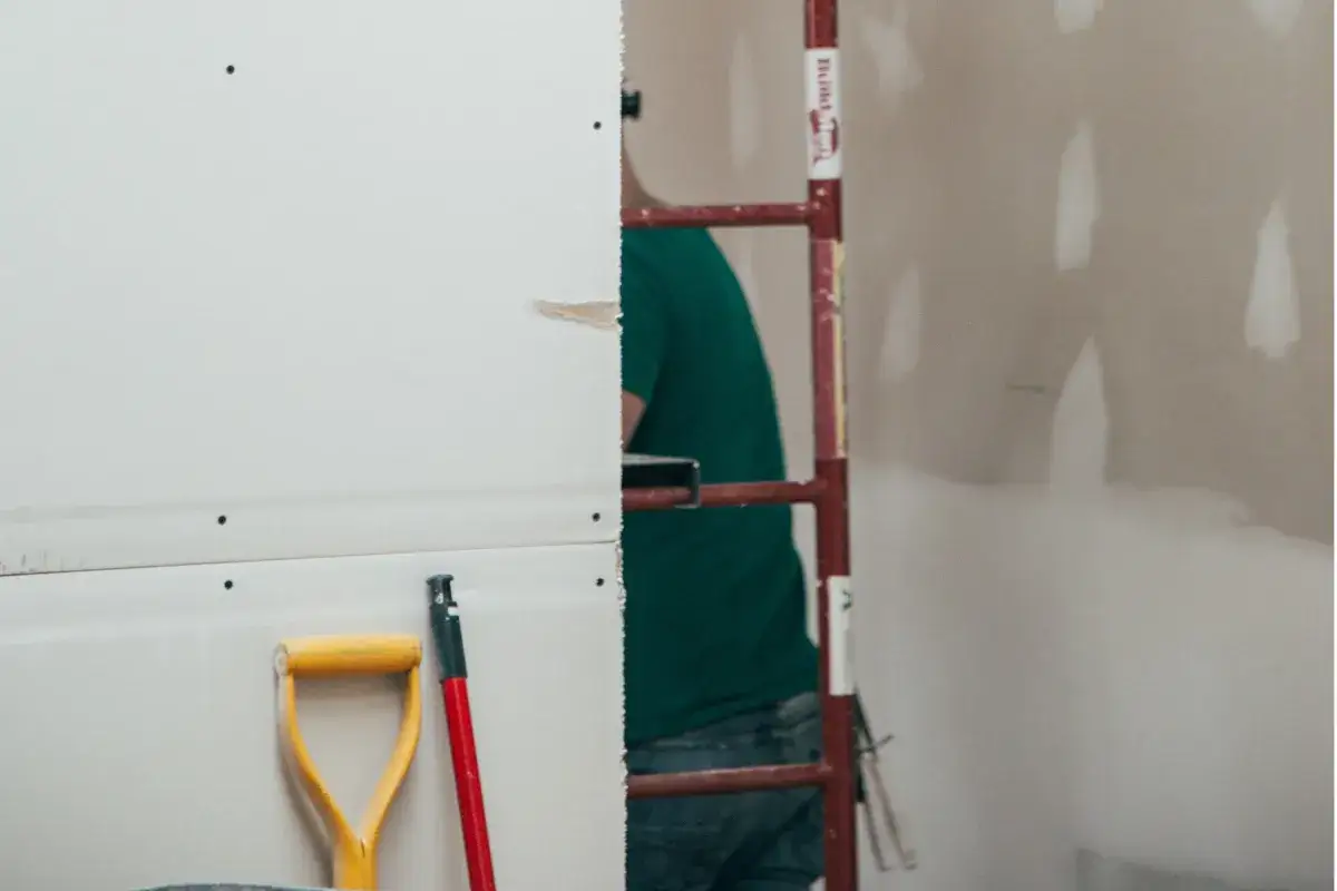 Ile schnie gips szpachlowy? Sprawdź czas schnięcia i czynniki