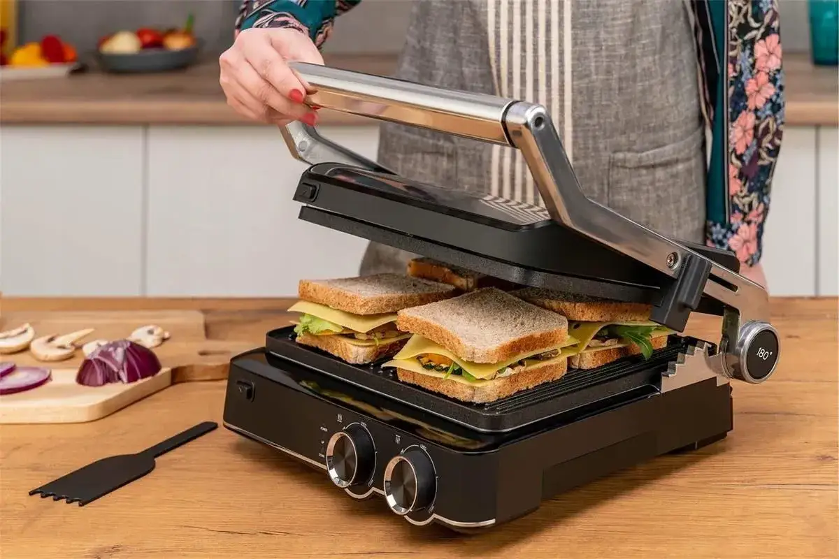 Grill elektryczny Götze & Jensen GL802X przygotowuje pyszne tosty z serem i warzywami.