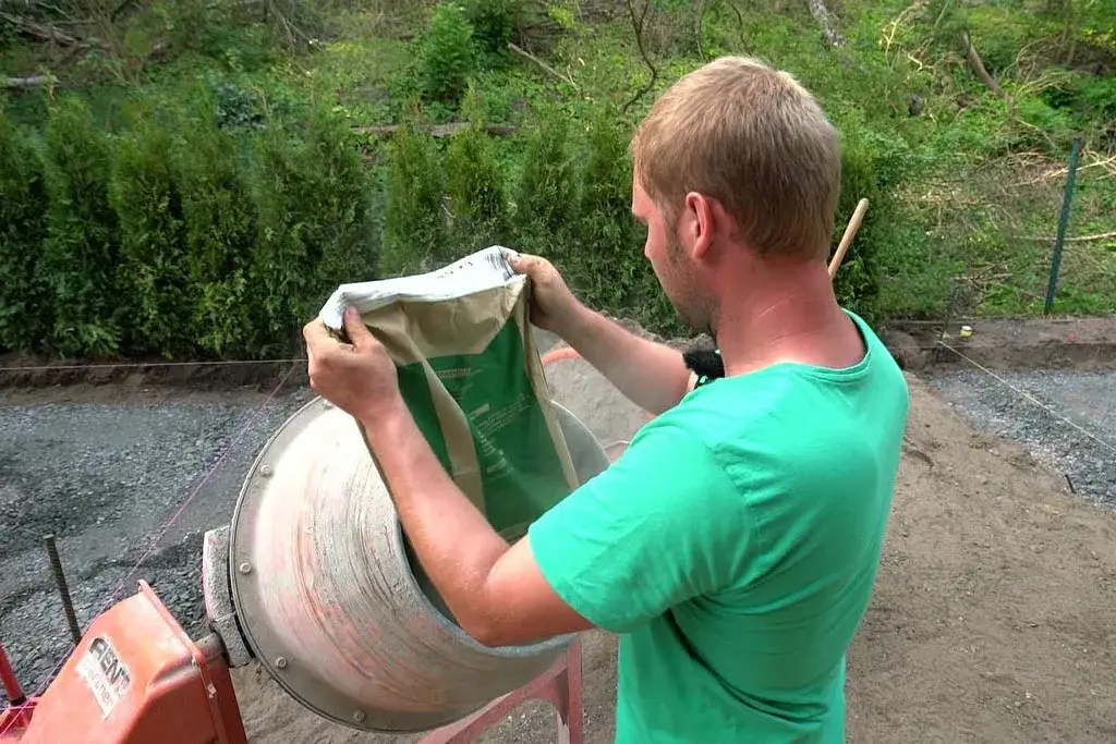 Jak mieszać beton w betoniarce? Proporcje i porady