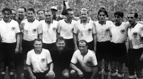 Mistrzostwa Świata w Piłce Nożnej: Historia Zwycięzców i Rekordy