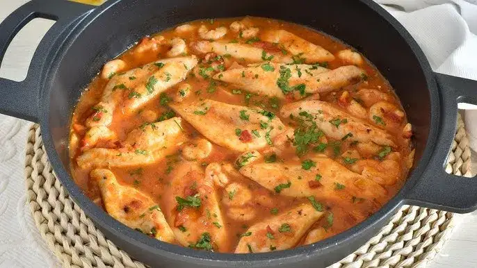 Deliciosa receta de pescado en salsa con gambas fácil y rápida