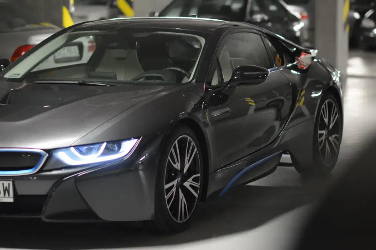 BMW i8 cena. Analiza rynku: Czy to inwestycja w przyszłego klasyka?