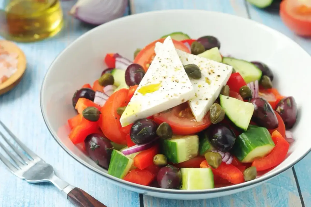 Sałatka grecka z pomidorami, ogórkiem, oliwkami, papryką, cebulą i fetą. Idealna na lato!