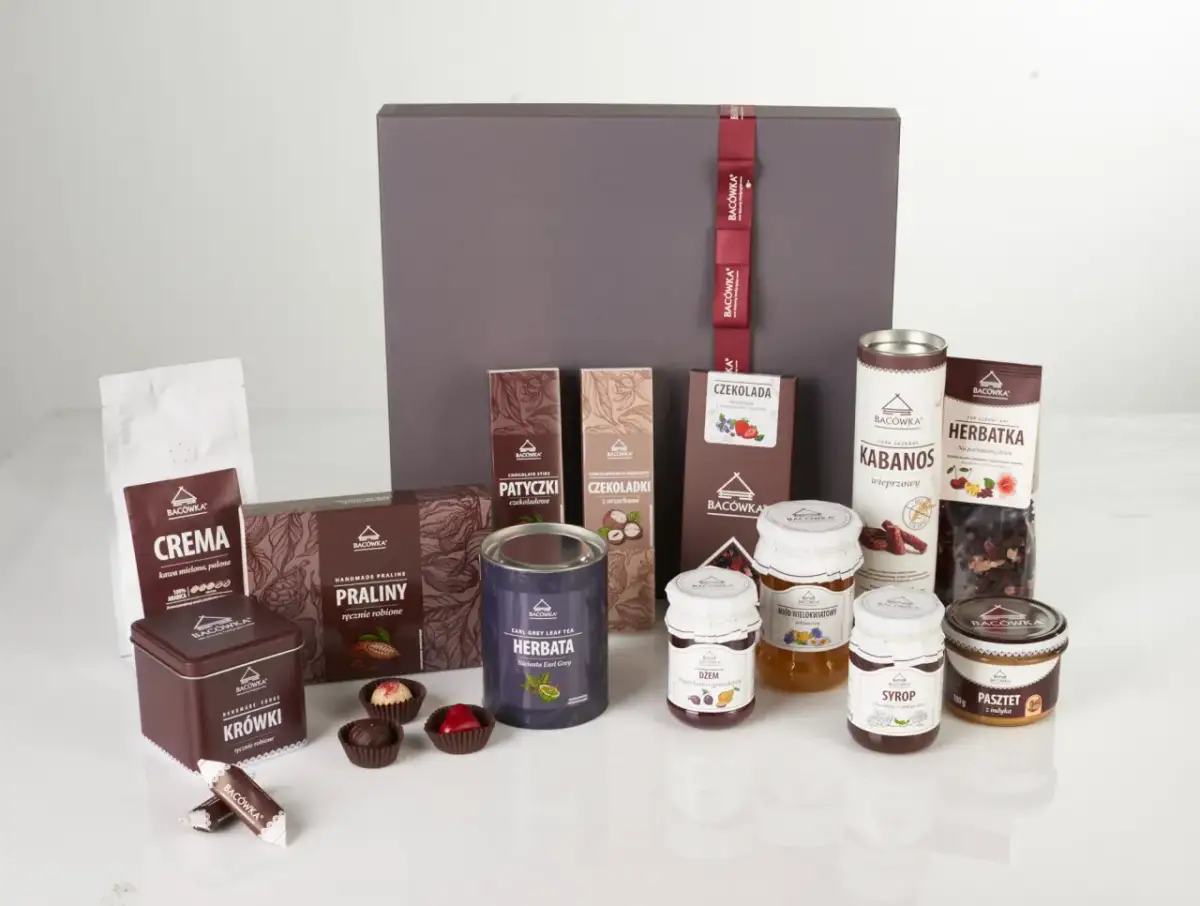 Zestaw produktów tradycyjnych Bacówka: kawa, praliny, czekolady, herbaty, miody, dżemy, syrop, pasztet i kabanosy.