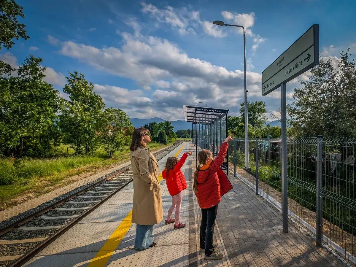 Jak szybko i wygodnie dojechać z Jeleniej Góry do Karpacza – najlepsze trasy i porady