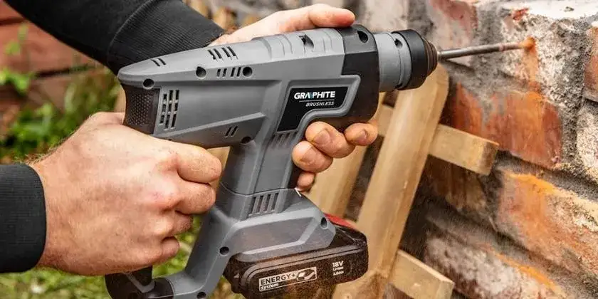 Młotowiertarka czy wiertarka udarowa: różnice i zastosowania