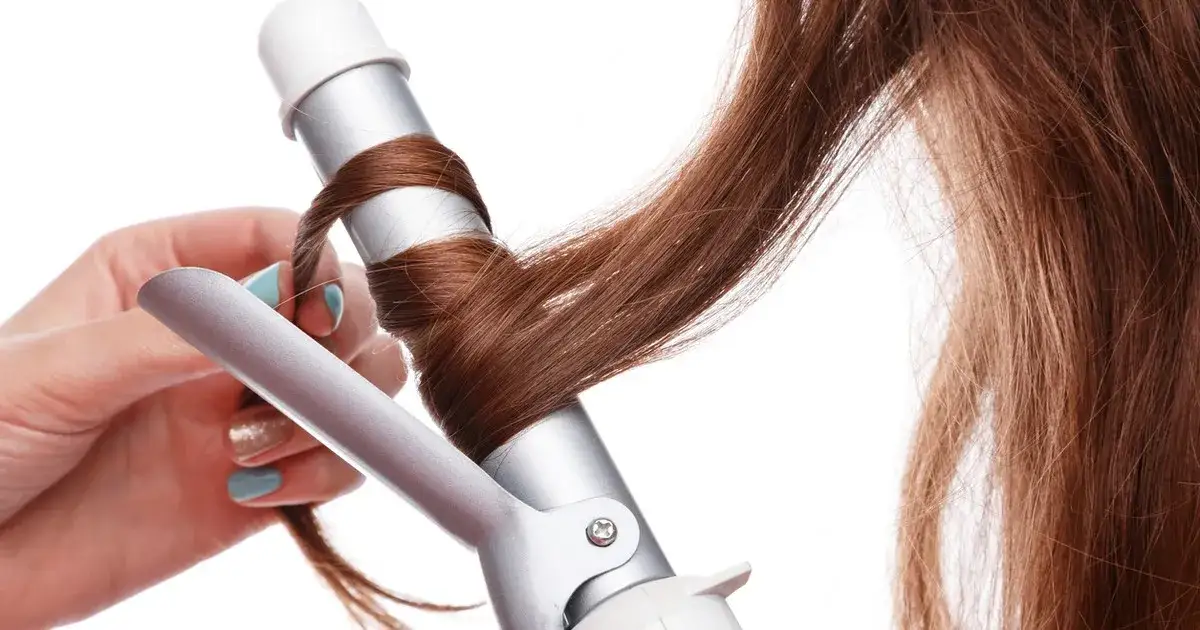 Lokówka czy prostownica - która lepiej zadba o Twoje włosy?
